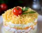 Яркий слоеный салат с курицей, сыром и грибами